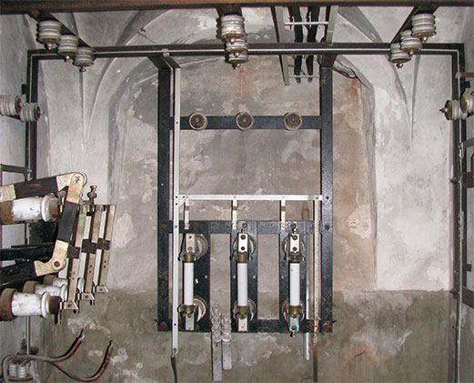 Trafostanice Siemens z roku 1911 Zámek Lednice vysokonapěťový rozvod před renovací
